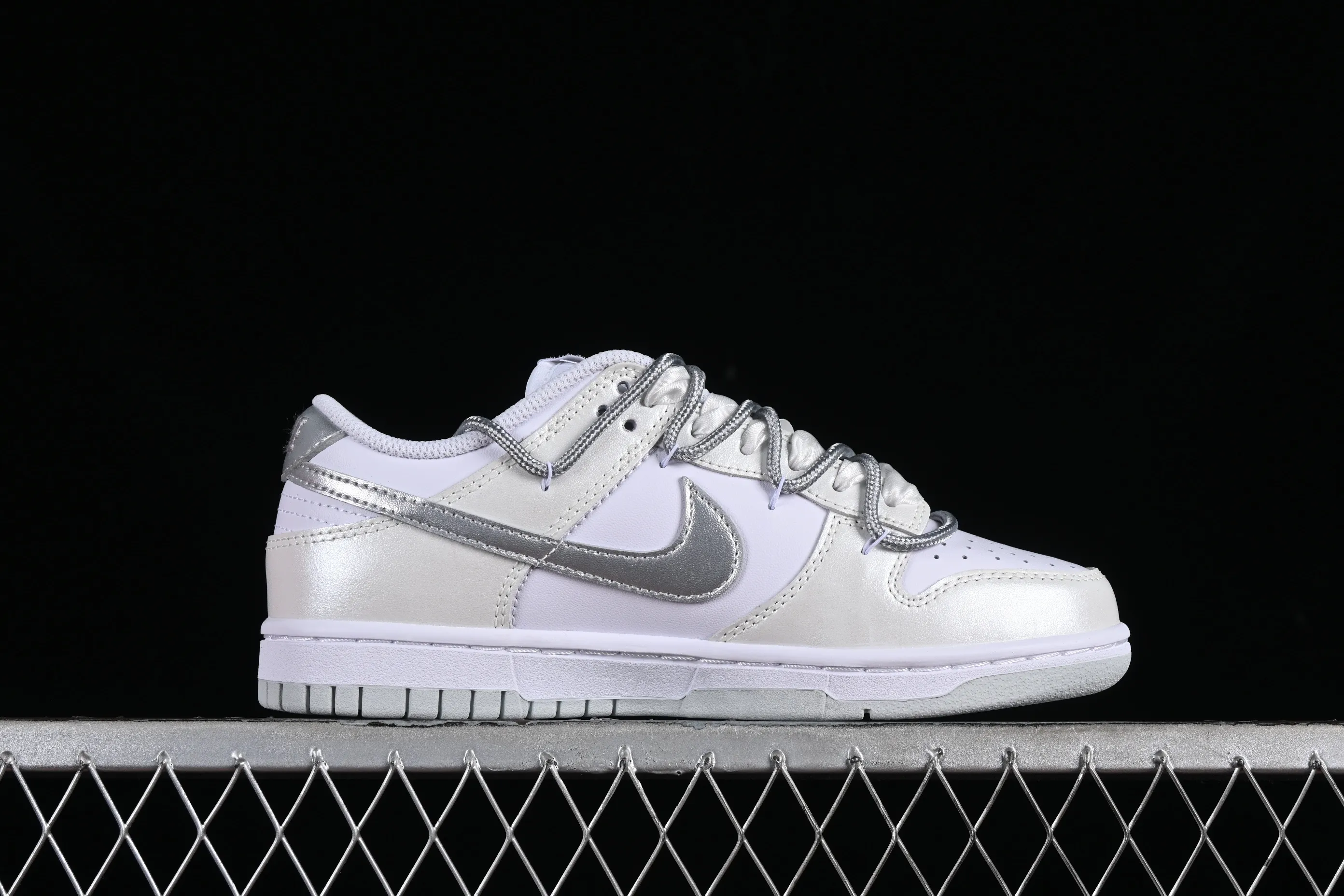 All Categories Nk SB Dunk Series Nk SB Dunk Low Low-top sneakers Nk Dunk Low Fresh silver ballet lace strap SB strap low-top casual sneakers DH9765-102